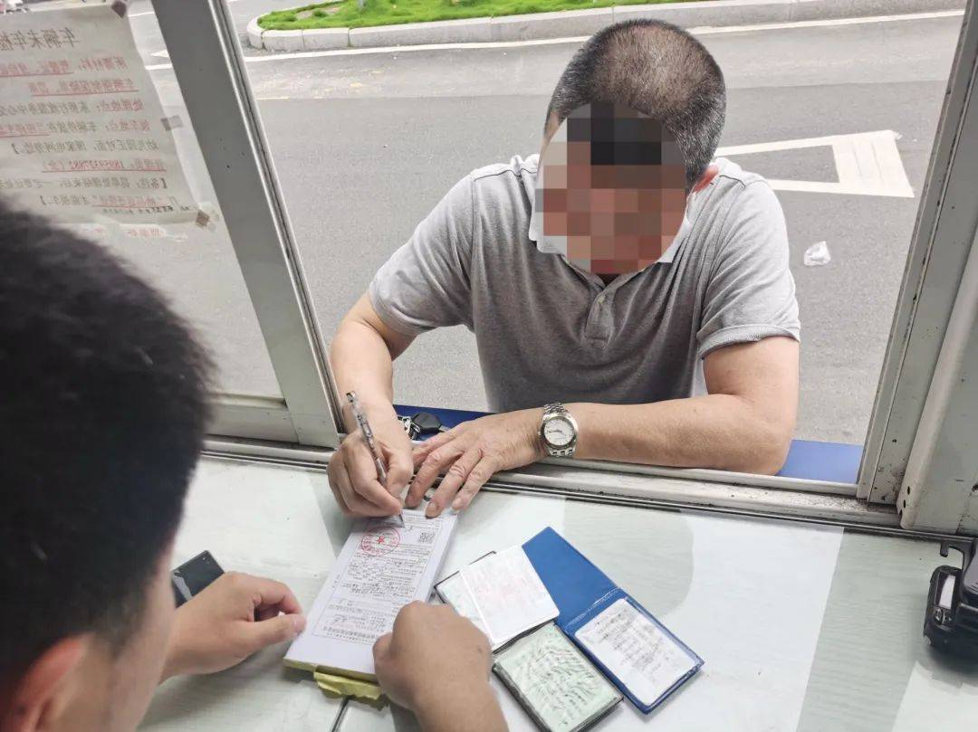 校車逆行，網(wǎng)友憤起舉報(bào)！交警：馬上安排！