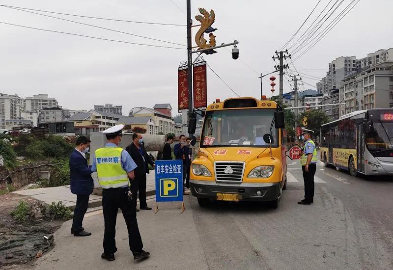 遷安一“校車”竟超載100% ，司機(jī)被判拘役并罰款！