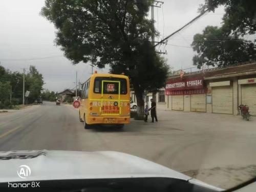 長武交警跟車督導校車 筑牢交通安全防線