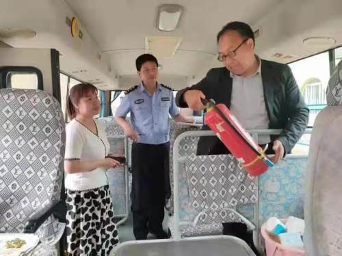 長武交警跟車督導校車 筑牢交通安全防線