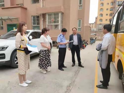長武交警跟車督導校車 筑牢交通安全防線