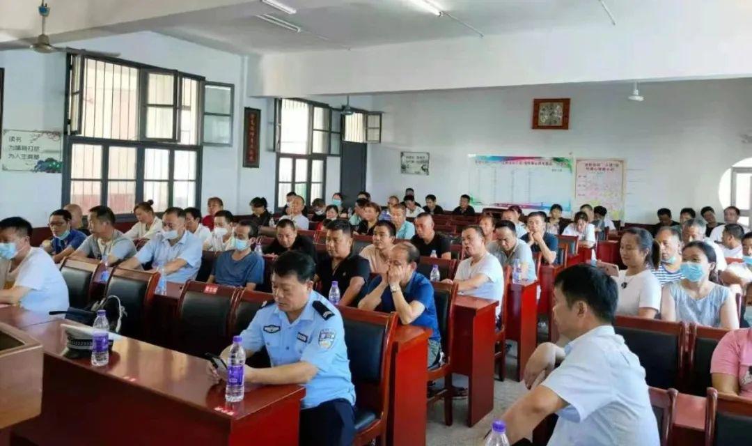 關注校車安全，沅江交警在行動！