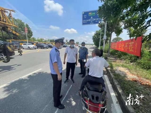 東莞交警石排大隊安排警力到轄區學校周邊路段向駕乘人員及過往群眾宣傳校車交通安全知識