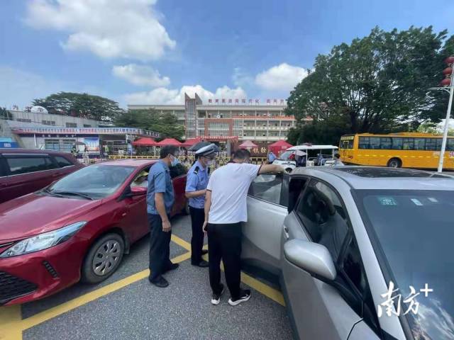 東莞交警石排大隊安排警力到轄區學校周邊路段，一邊檢查過往接送學生車輛，一邊向駕乘人員及過往群眾宣傳校車交通安全知識