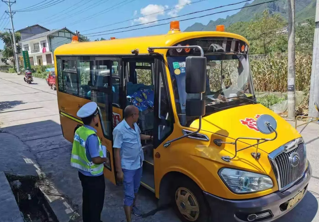 重慶交巡警加強校車和接送學生車輛安全管理