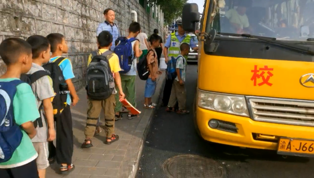 重慶交巡警加強校車和接送學生車輛安全管理