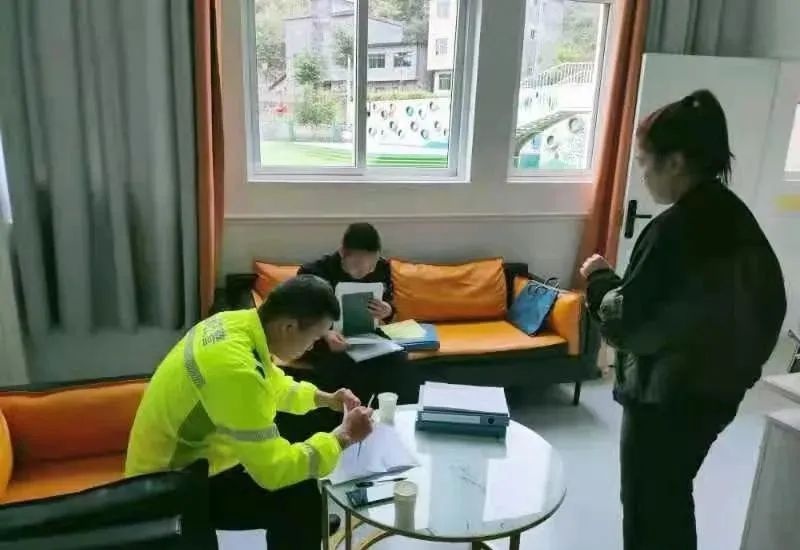 開展校車安全專項檢查 筑牢學生安全防線