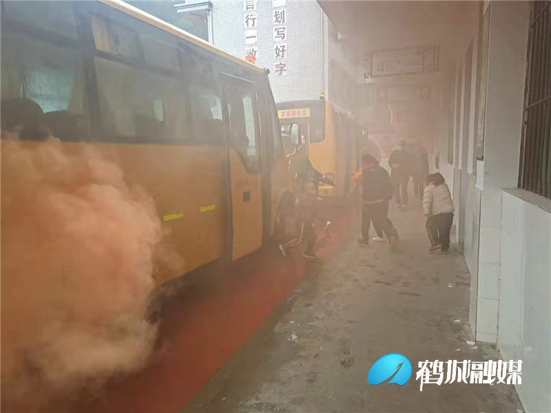 校車應急疏散演練 筑牢校園安全防線
