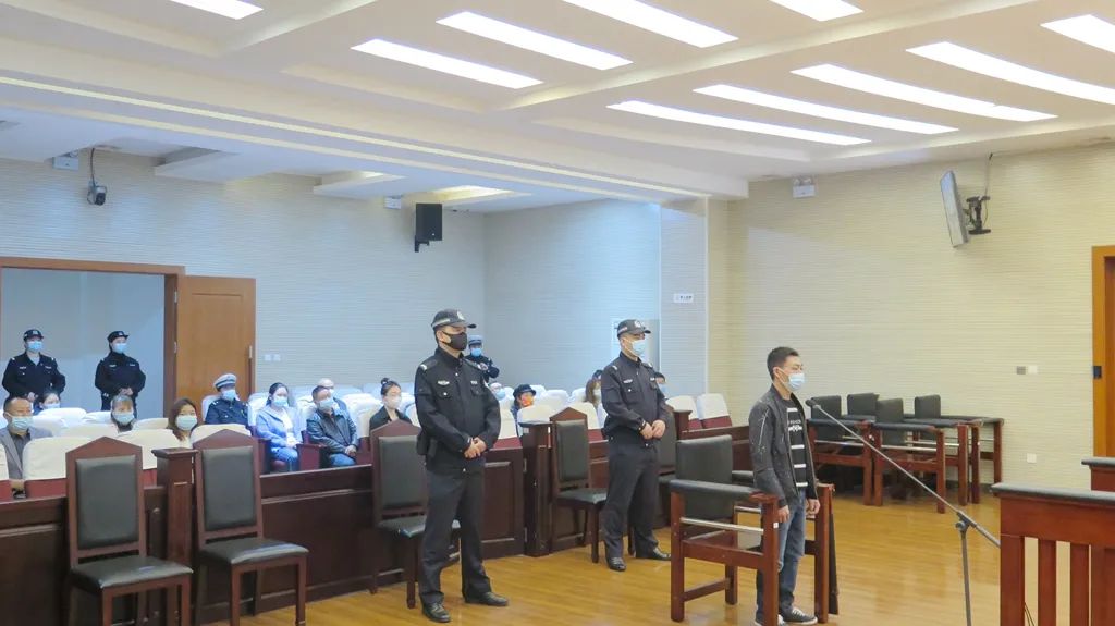 【感受公平正義】“黑校車”非法運營還超載13人，法院判了！