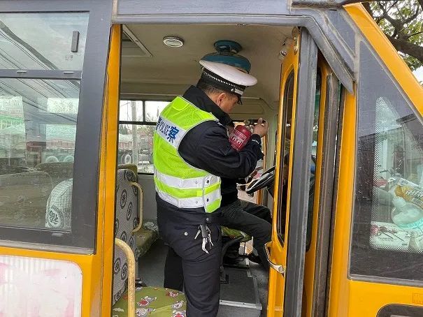 六安公安交警走進(jìn)木廠中心校 開展校車駕駛員安全培訓(xùn)
