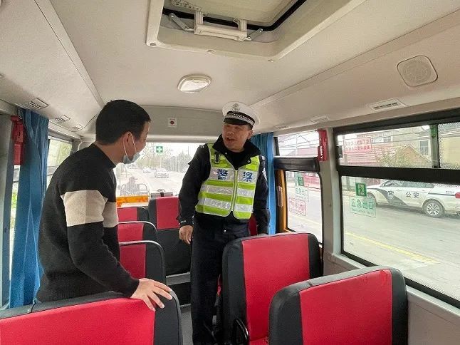 六安公安交警走進(jìn)木廠中心校 開展校車駕駛員安全培訓(xùn)