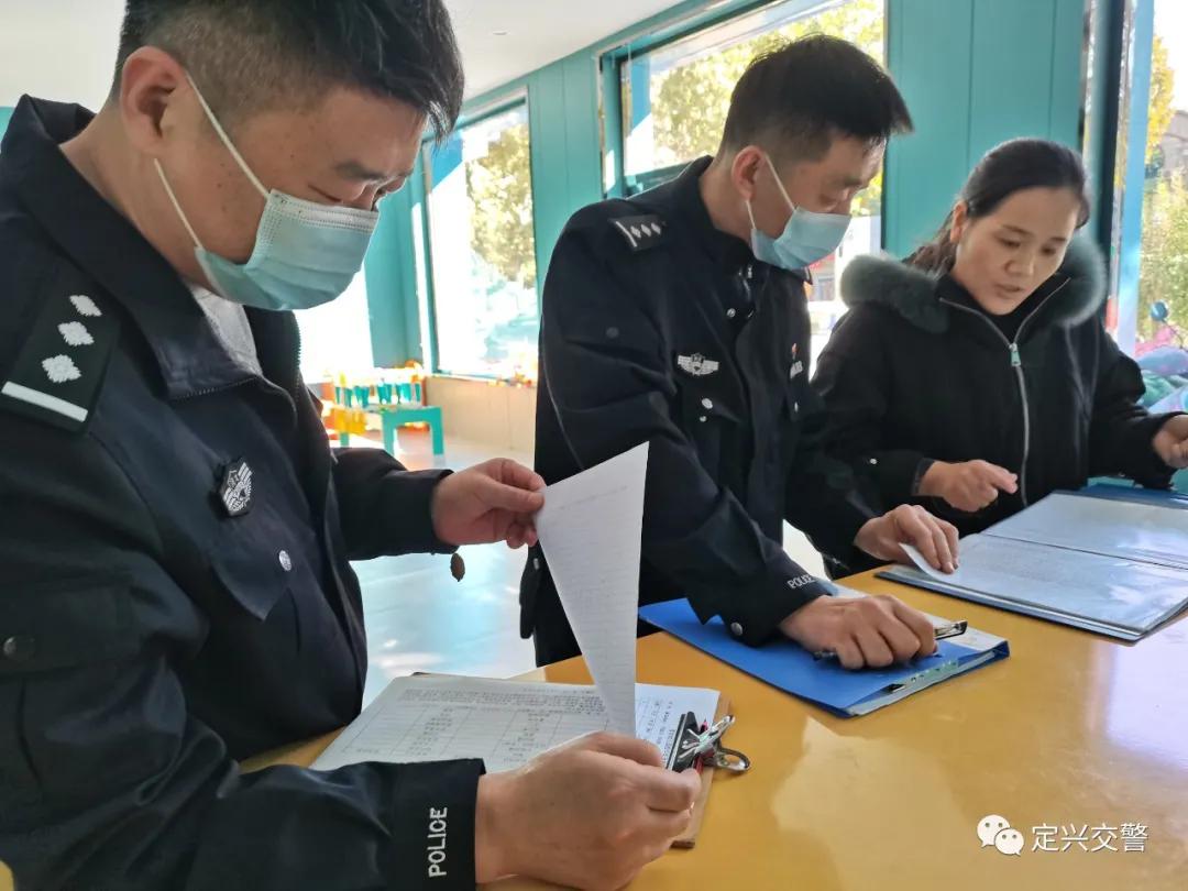 定興對(duì)全縣校車進(jìn)行大規(guī)模檢查!
