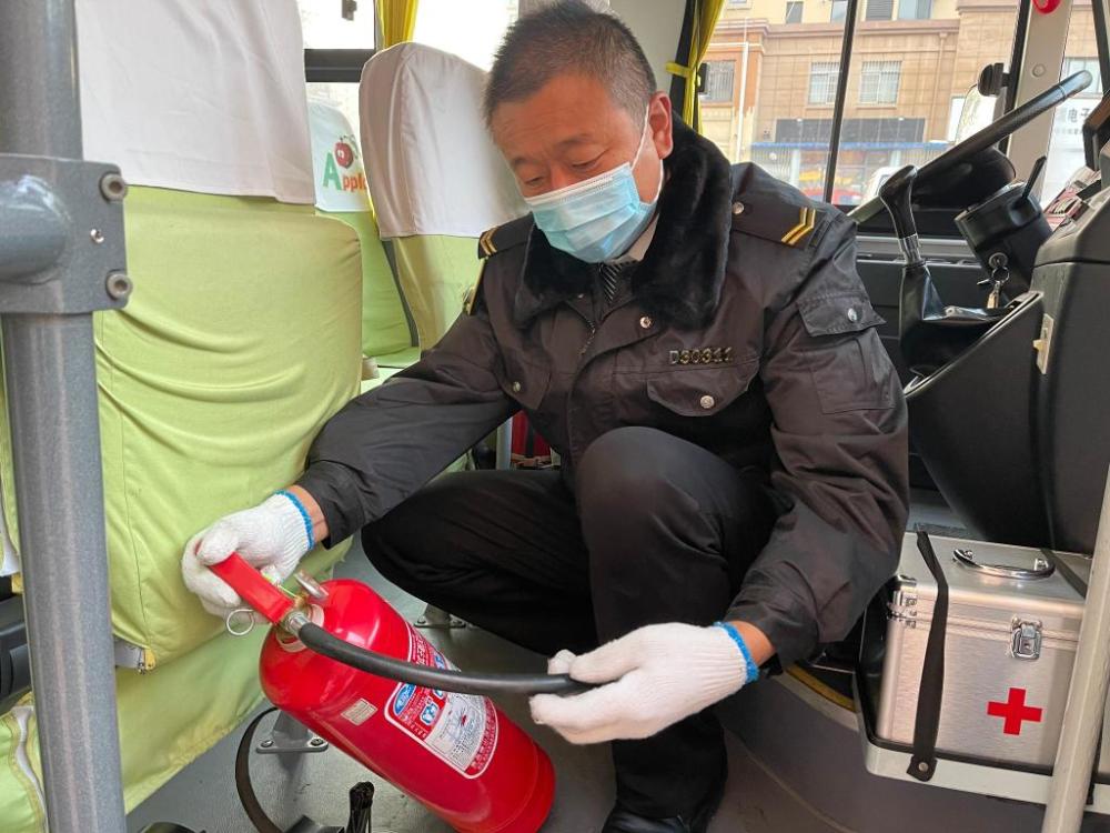 開“大鼻子”校車7年，他安全接送孩子20萬人次