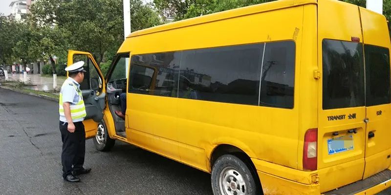 三明一校車嚴重超載，核載6人的車里竟然擠了12人