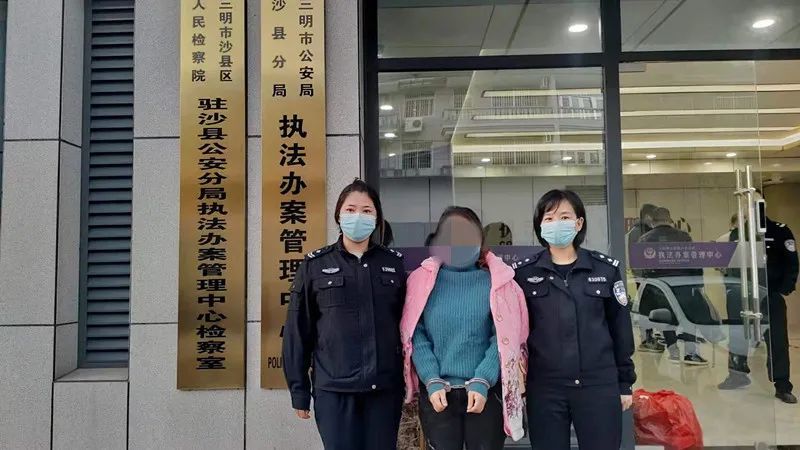 三明一校車嚴重超載，核載6人的車里竟然擠了12人