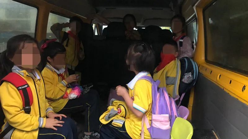 三明一校車嚴重超載，核載6人的車里竟然擠了12人