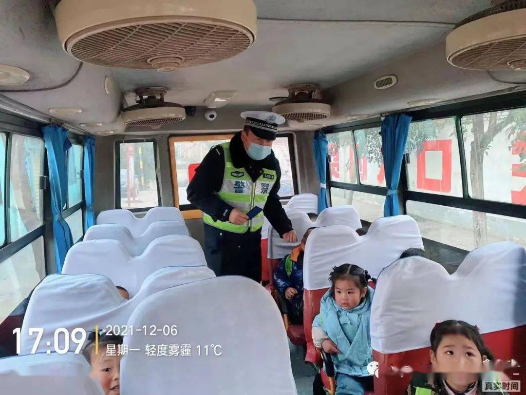 【興平交警】學(xué)期末開展校車安全檢查，筑牢安全防線