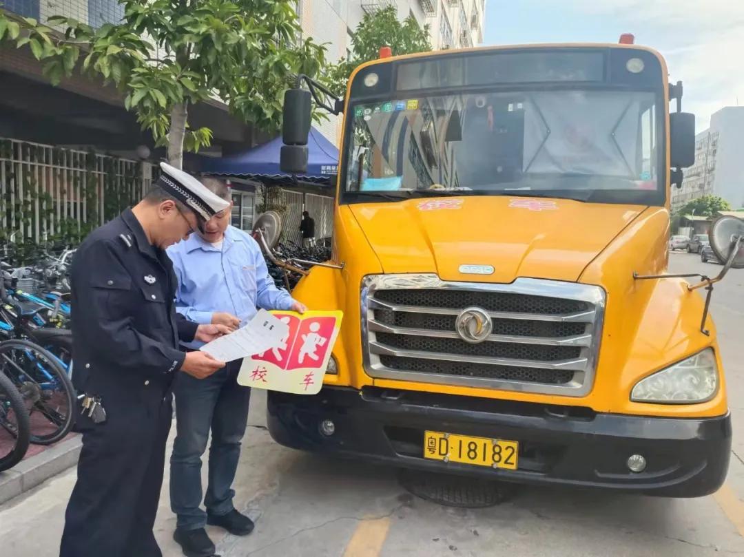 嚴把校車安全關！金平交警開展校車安全檢查和校車司機安全宣傳教育