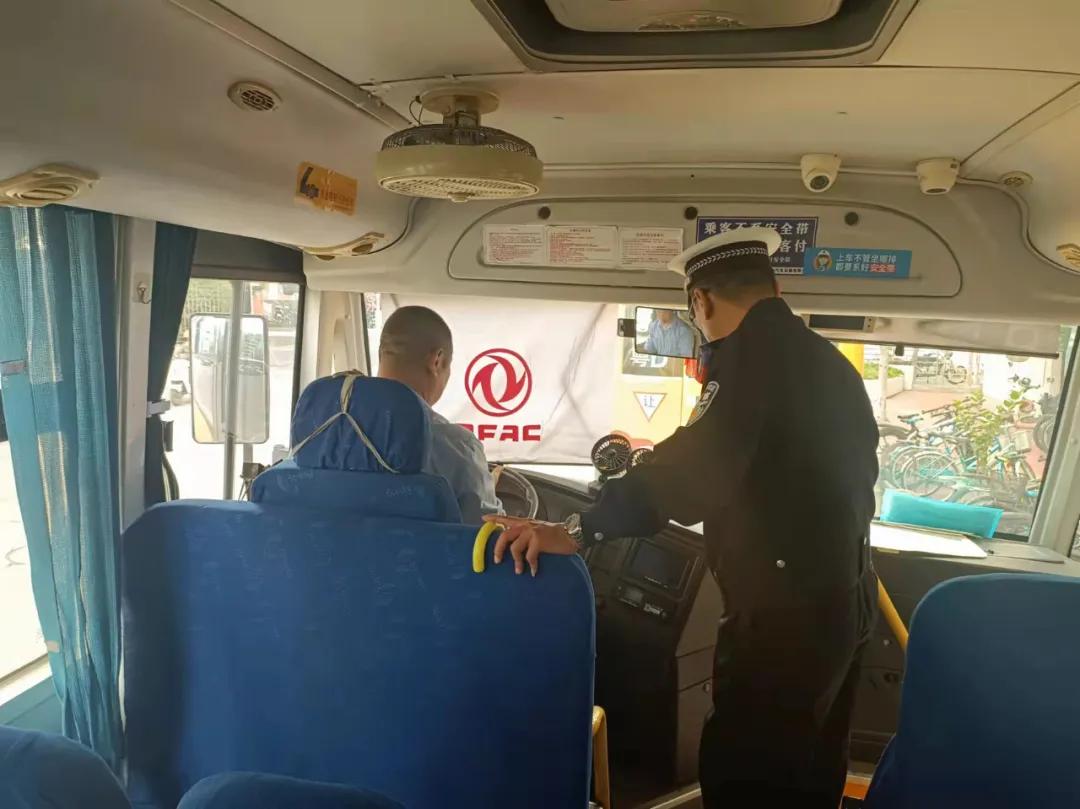 嚴把校車安全關！金平交警開展校車安全檢查和校車司機安全宣傳教育