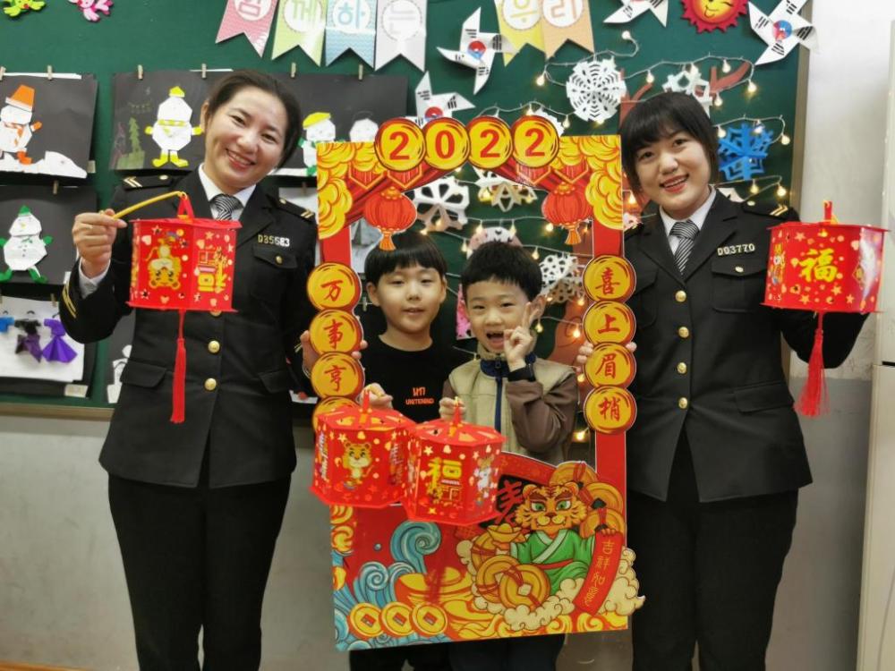 學生放假我“充電”，溫馨校車“車休人不休”