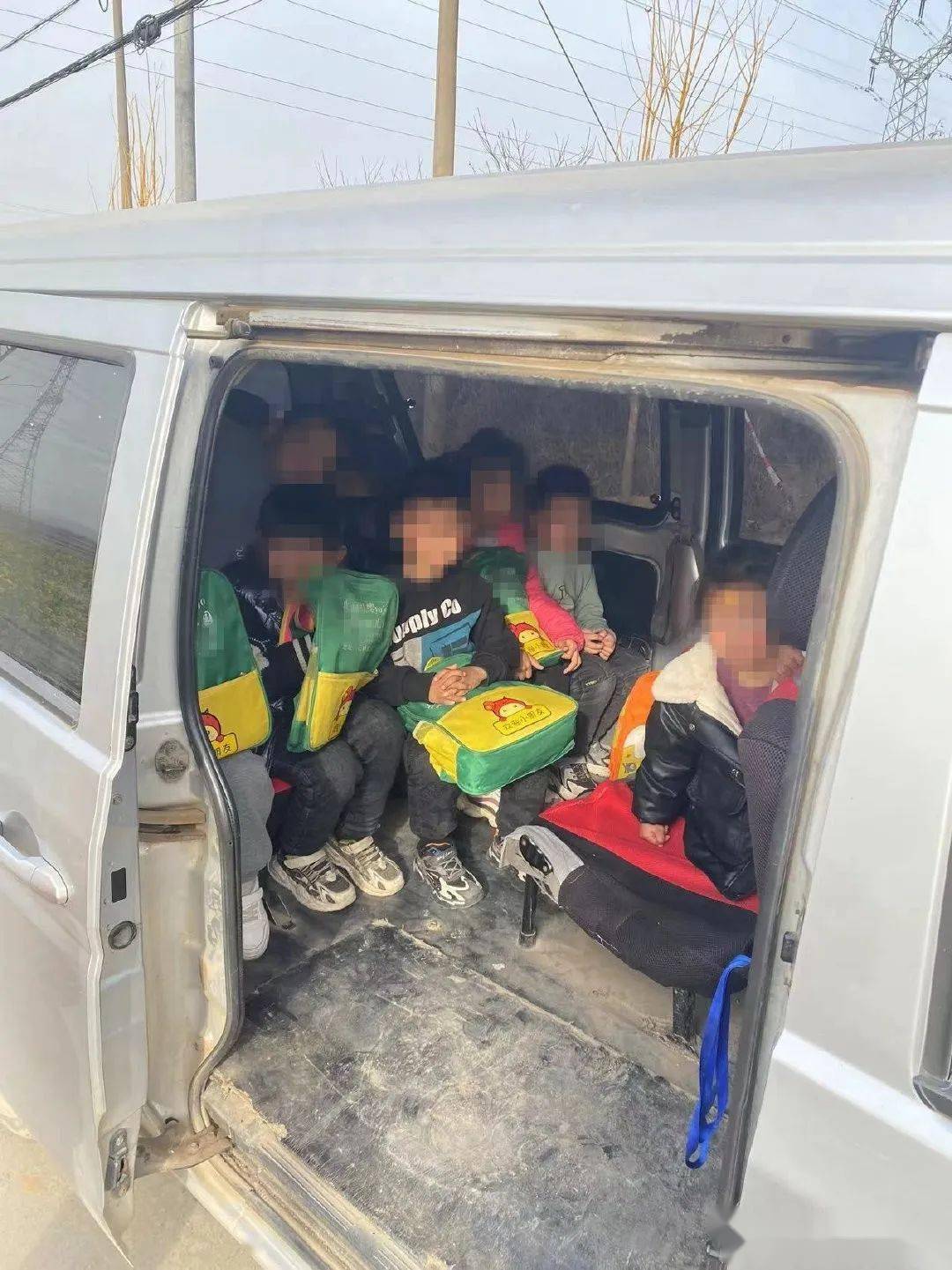 一面包車充當校車接送孩子被查