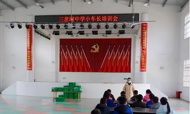 安鄉(xiāng)縣三岔河中學(xué)召開(kāi)校車小車長(zhǎng)培訓(xùn)會(huì)