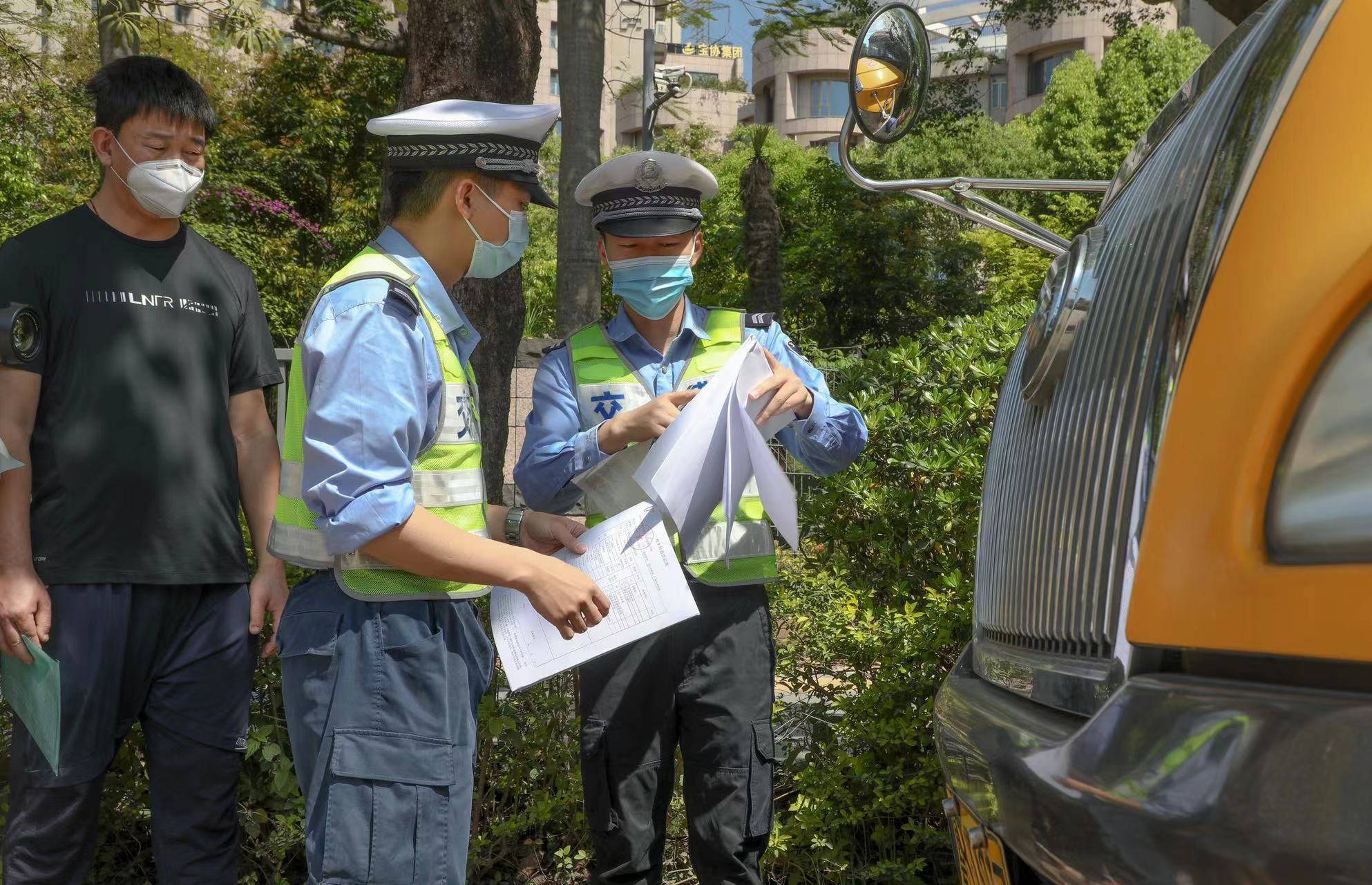 深圳中小學學生即將返校，交警開展校車安全大檢查