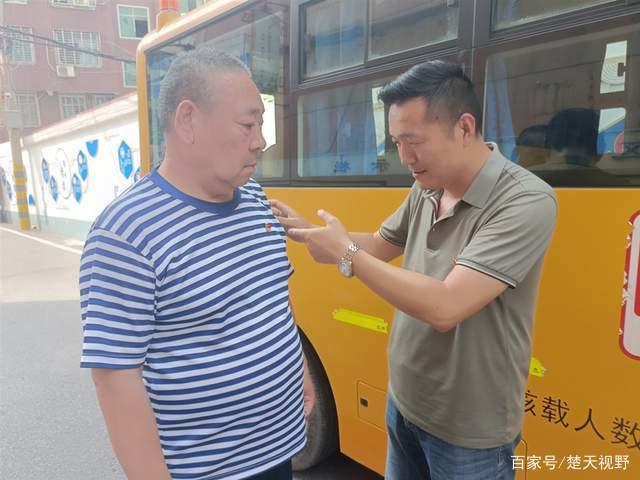 鄂州大興聯運推出“黨員示范車”，打造靚麗的城市風景線