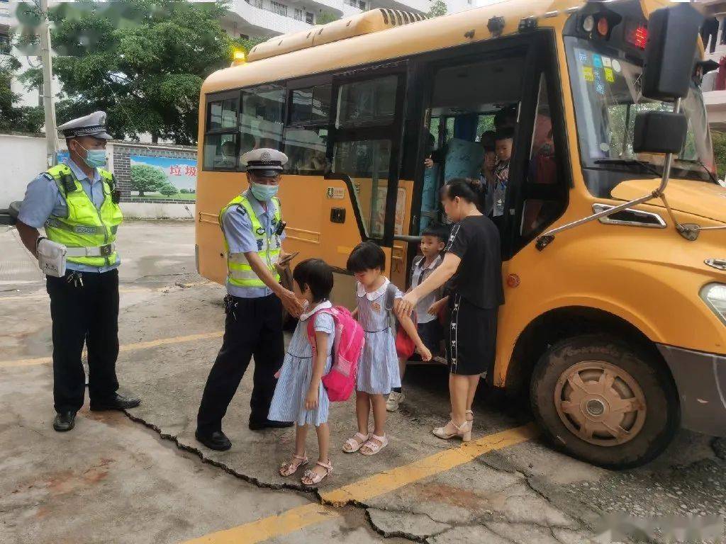 驚！化州一校車嚴重超載，限載28人竟擠了51人！