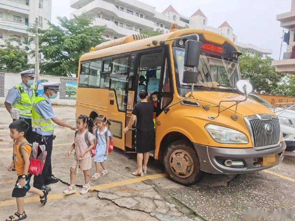 驚！化州一校車嚴重超載，限載28人竟擠了51人！