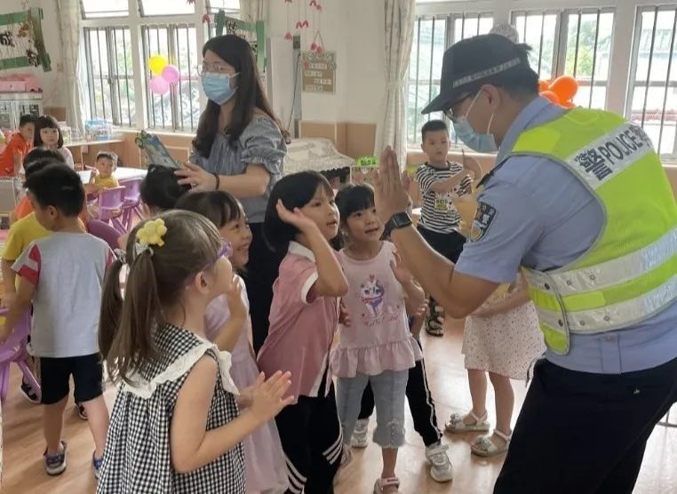 古鎮(zhèn)交警暑假前夕送安全“早餐”，學(xué)生、家長都有~