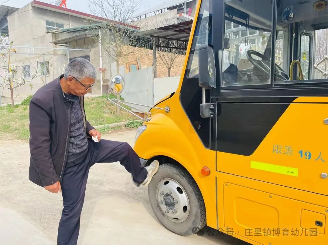 安全乘校車 平安伴我行——莊里鎮(zhèn)博育幼兒園校車交通事故應(yīng)急演練