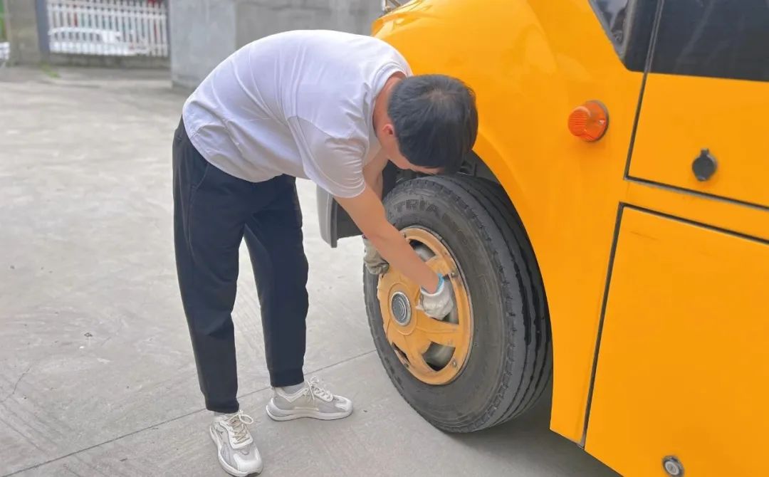 嚴(yán)把校車“安全關(guān)”，守護(hù)平安上學(xué)路|安康高新第二幼兒園校車安全排查