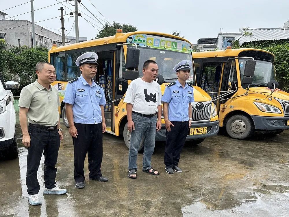 赤崗鎮(zhèn)教育組聯(lián)合洪陽交警中隊(duì)開展校車專項(xiàng)安全檢查