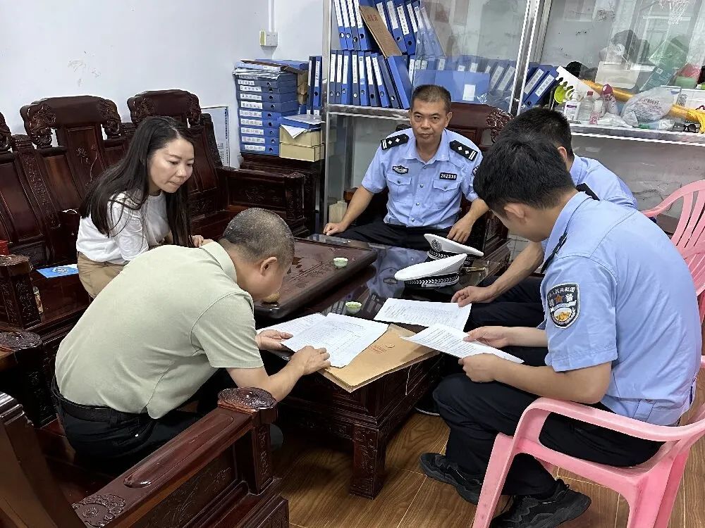 赤崗鎮(zhèn)教育組聯(lián)合洪陽交警中隊(duì)開展校車專項(xiàng)安全檢查