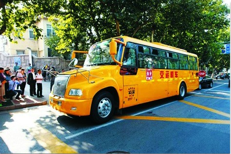 看國外校車 發(fā)展中國安全校車