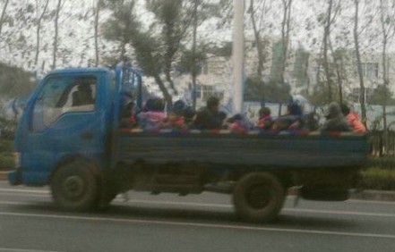 看國外校車 發(fā)展中國安全校車