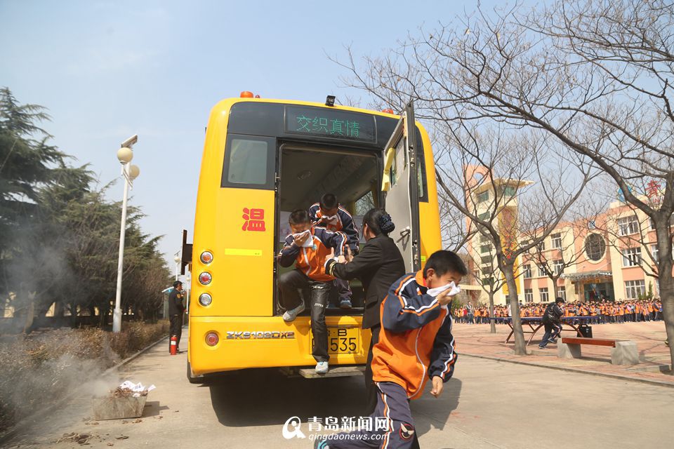 春季校車安全應(yīng)急演練成熱潮