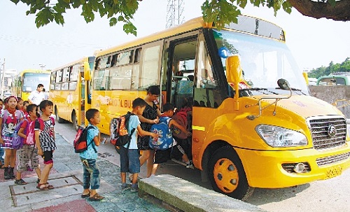 “一號校車”從線上駛入校園還有多遠