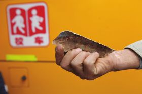 4月20日，益陽市岳家橋鎮，校車承包人陳先生正在展示損壞的校車部件。據他介紹，黃河牌校車買回來，前保