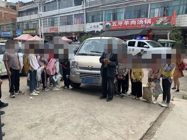 面包車變身超員“黑校車” ，7座硬塞17個娃