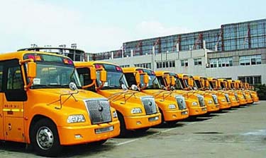 讓有條件的地方先用上校車