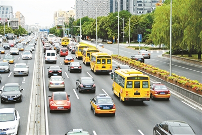 西二環主路，幾輛黃色校車列隊行駛供圖/CFP