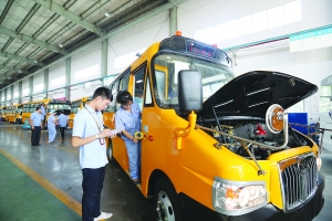上饒：暑期火熱生產新校車 部分校車開學前將交付使用