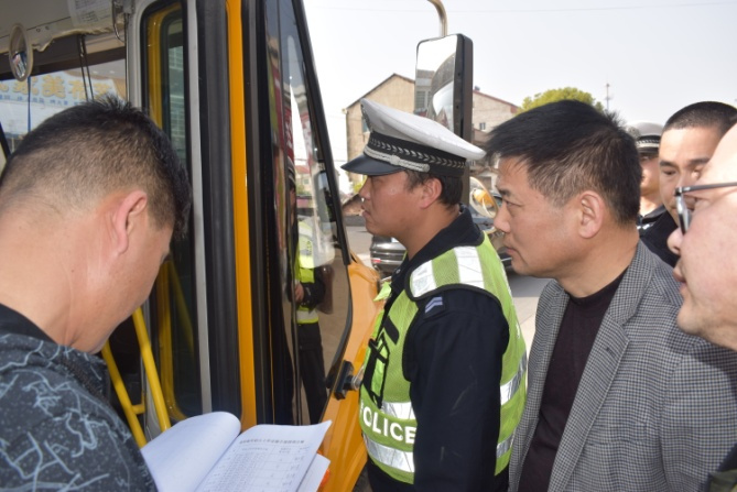 澧縣澧陽街道辦事處開展校車安全大檢查