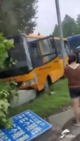 驚險】淄博一校車被外地大貨追尾，27名學生情況來了