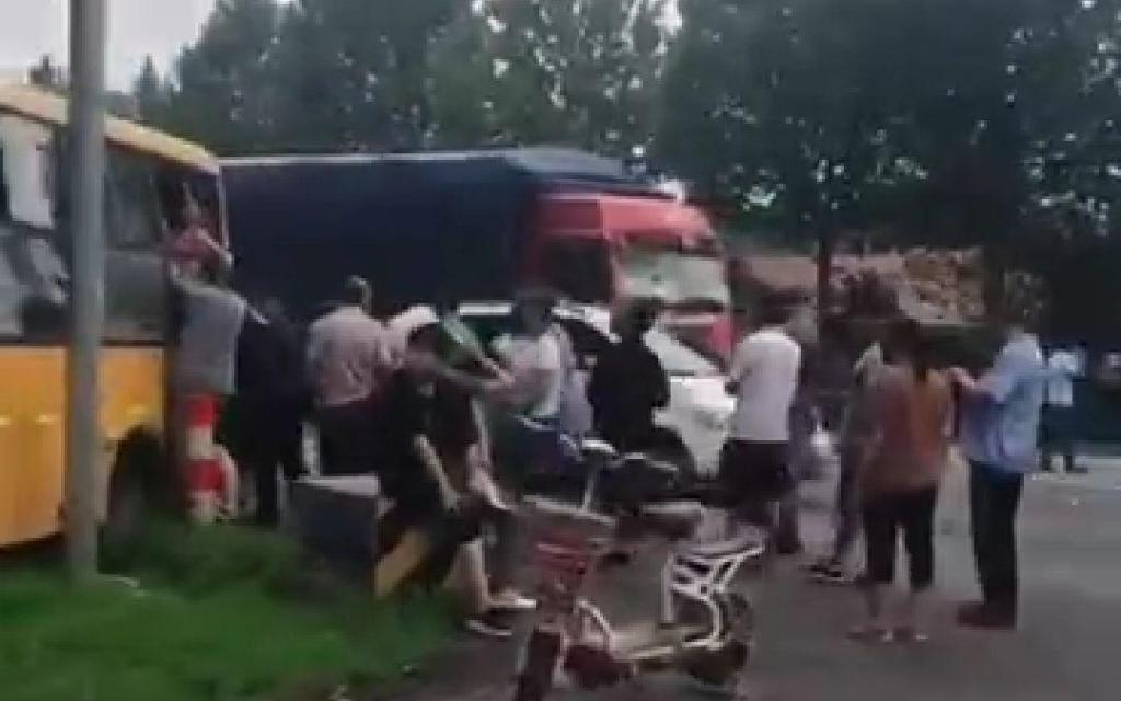 山東淄博一校車被貨車追尾，車上26名學生2人骨折送醫