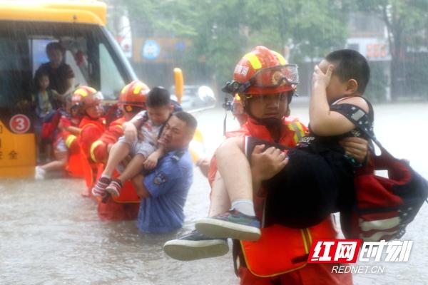 暴雨襲城！校車被困！常德消防交警搭“人橋”抱出22名幼兒