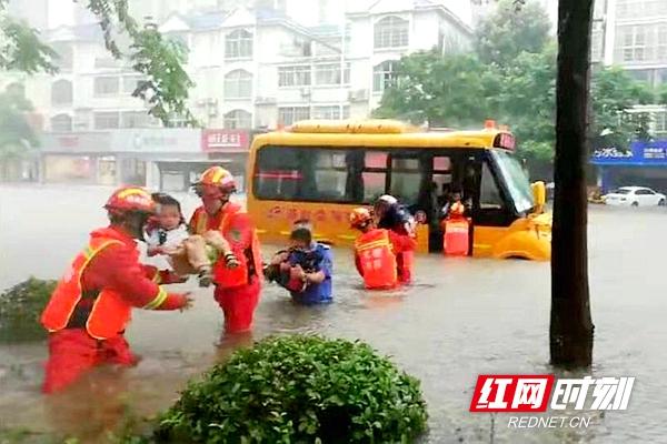 暴雨襲城！校車被困！常德消防交警搭“人橋”抱出22名幼兒