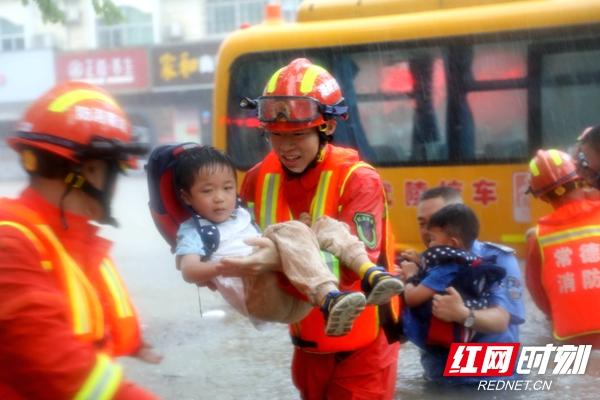 暴雨襲城！校車被困！常德消防交警搭“人橋”抱出22名幼兒
